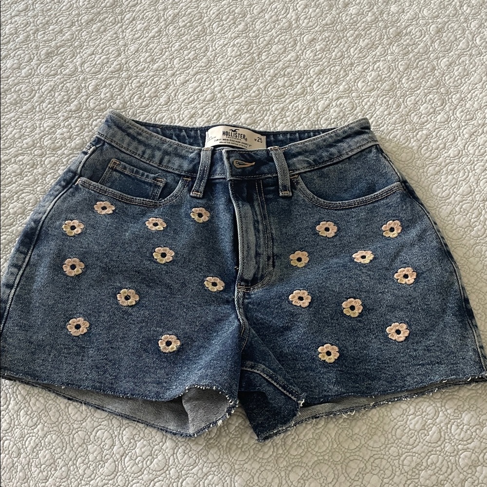 Hollister floral embroidered 3” mom denim shorts